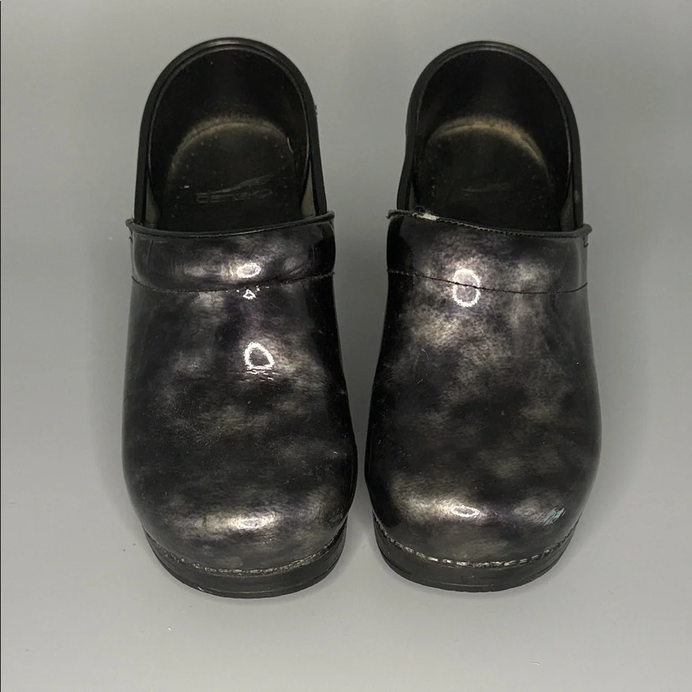 Dansko XP 2.0 Professional Pewter Marbled Patent Leather Clogs – Size 37‎